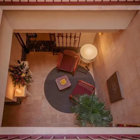 Lirium Casa Patio Seville