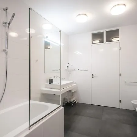 4 Bedrooms Casco Antiguo