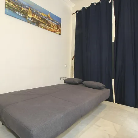 Deluxe Arco Del Postigo Apartment
