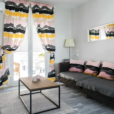 Spectacularly Updated Apartment *