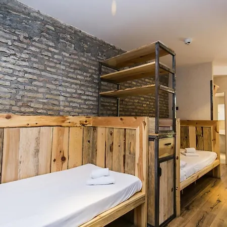 Black Swan Hostel *